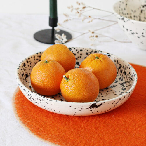 Coupe en céramique noire avec oranges