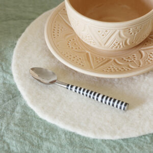 Tasse et sous-tasse en céramique nude artisanat détails