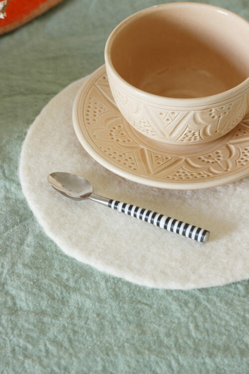 Tasse et sous-tasse en céramique nude artisanat détails