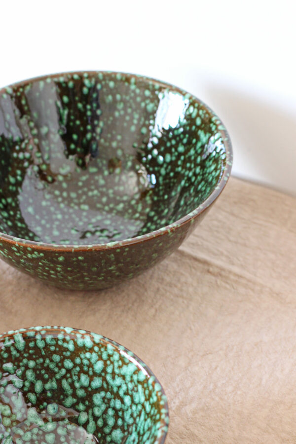 Détails poterie Anna saladier vert artisanal