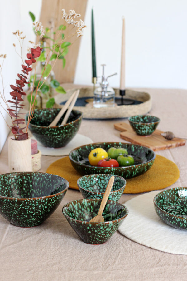 Composition de vaisselle artisanal vert et marron