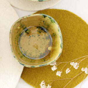 Bol carré jaune et vert fait main vue du dessus collection Moha poterie artisanale Maroc