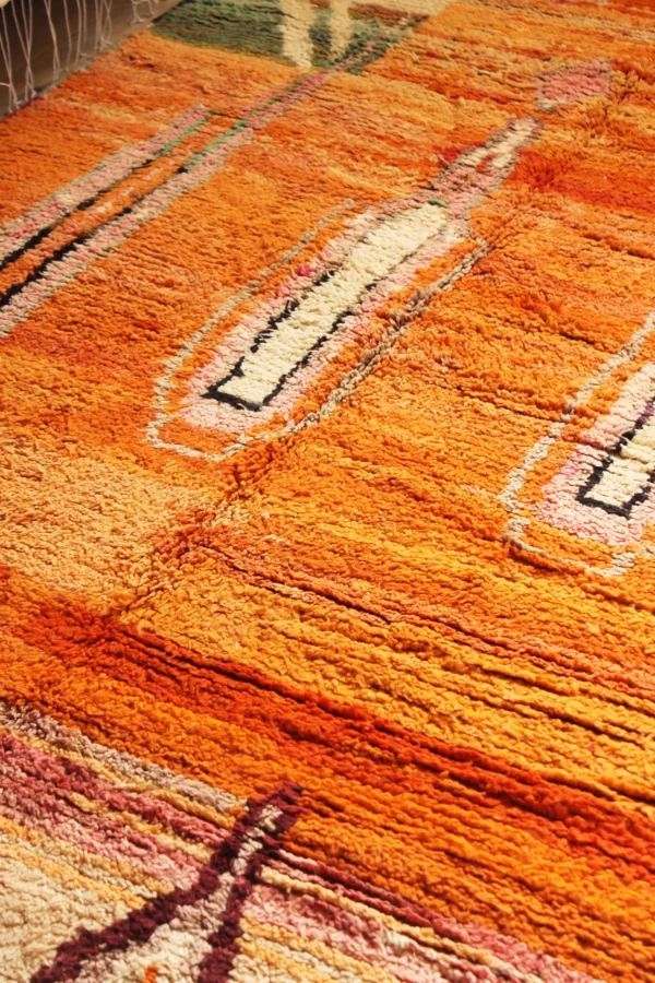 zoom sur les motifs du tapis Boujaad format 166x275 cm