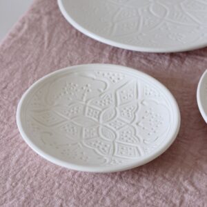 Assiette en céramique blanche fait main Maroc collection empreinte 16 cm