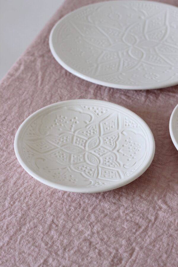Assiette en céramique blanche fait main Maroc collection empreinte 16 cm