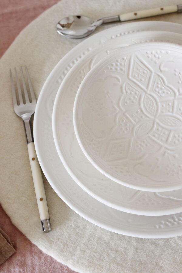 Assiette en céramique blanche fait main Maroc collection empreinte vue du dessus