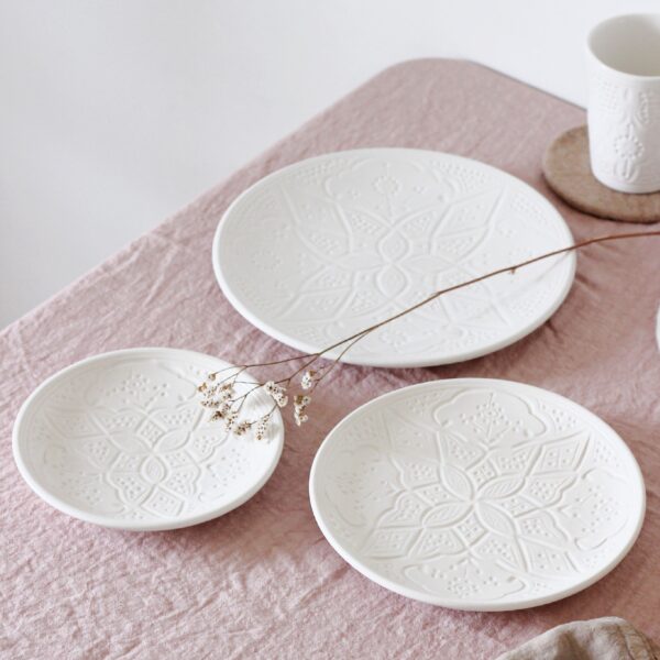 Lot de 3 assiettes en céramique blanche fait main Maroc collection empreinte