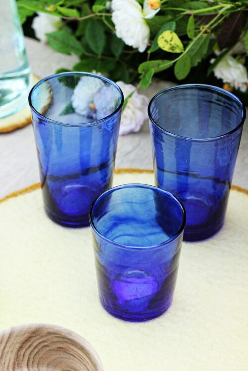 Lot de verres soufflés bleus vue du dessus