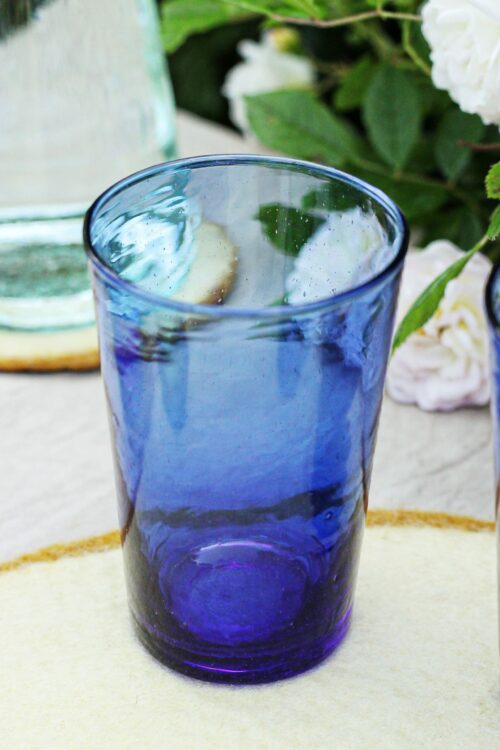 Verre soufflé bleu détails