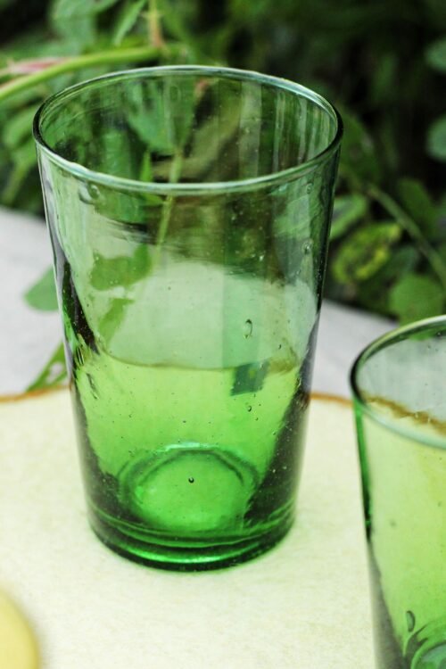 Verre soufflé vert travail artisanal marocain