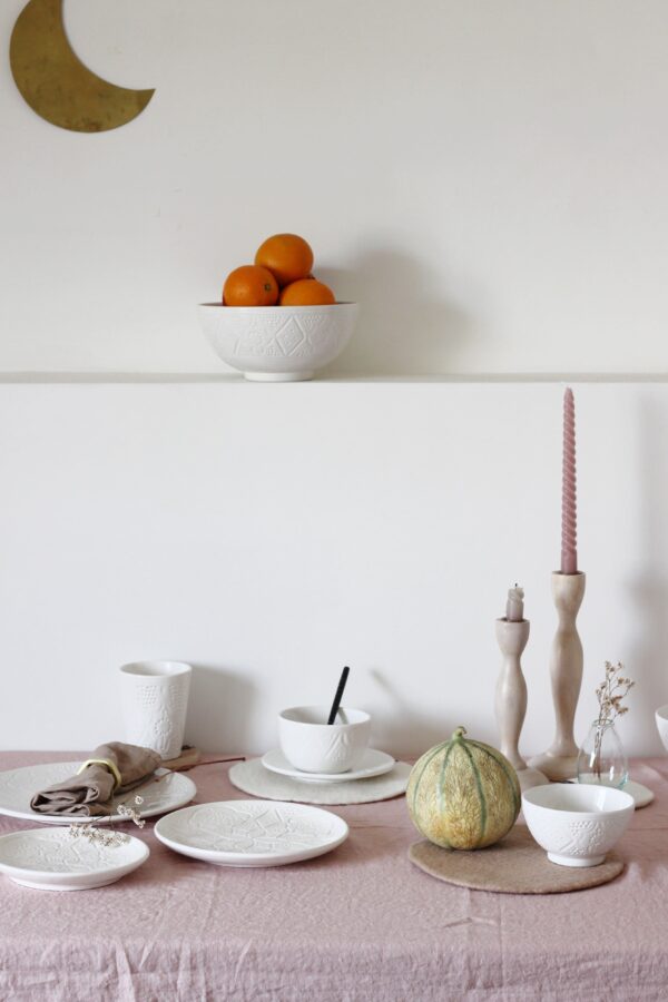 Table blanche et rose avec poterie artisanale marocaine blanche