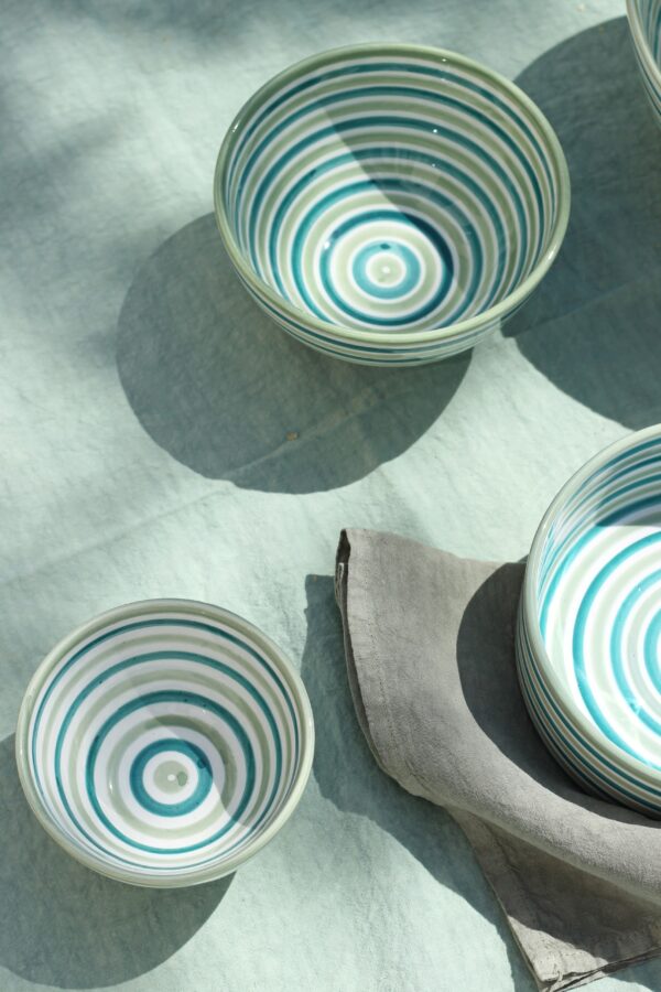 Bol en céramique multicolore poterie artisanale vue du dessus