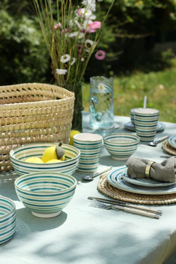 Bol en céramique multicolore pour une table d'été poterie artisanale