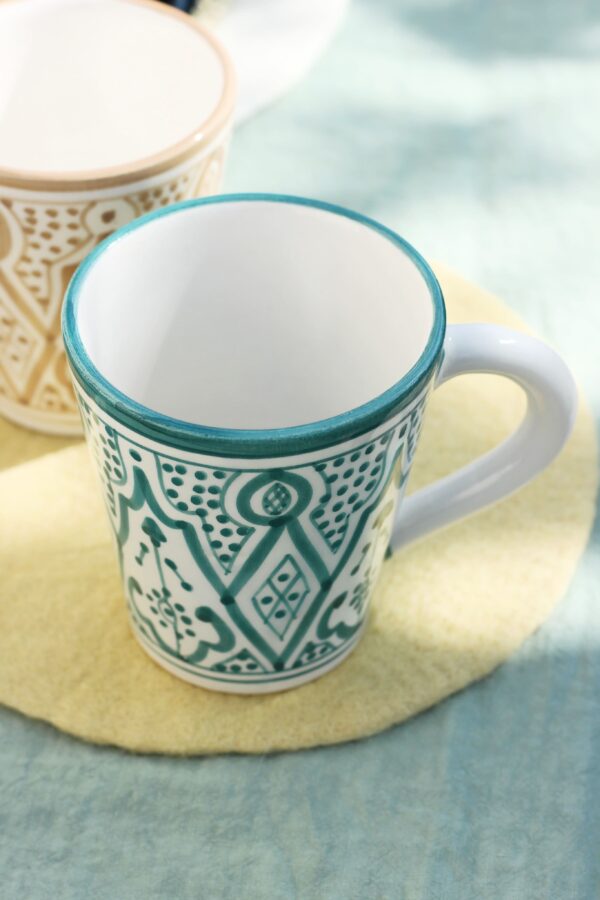 Mug bleu en céramique fait main au Maroc avec motifs traditionnels vue du dessus