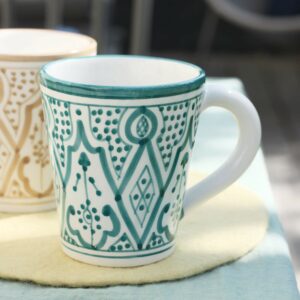Mug bleu en céramique fait main au Maroc avec motifs traditionnels