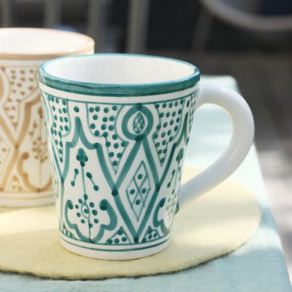 Mug bleu en céramique fait main au Maroc avec motifs traditionnels
