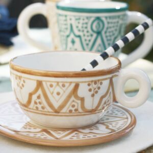 Tasse et sous-tasse en céramique nude travail artisanal marocain détails