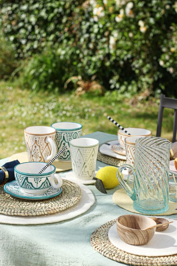 Table d'été avec collection riad à motifs traditionnels marocains poterie fait main