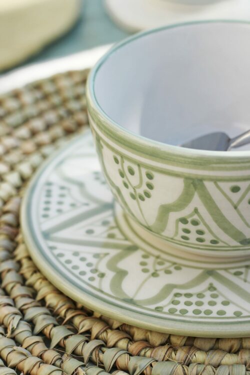 Tasse verte en céramique fait main au Maroc motifs traditionnels détails