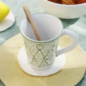 Mug vert en céramique fait main au Maroc avec motifs traditionnels vue du dessus