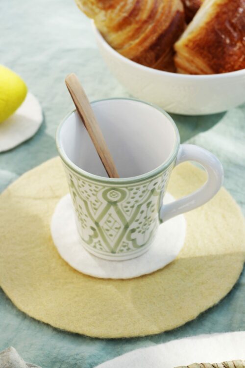 Mug vert en céramique fait main au Maroc avec motifs traditionnels vue du dessus