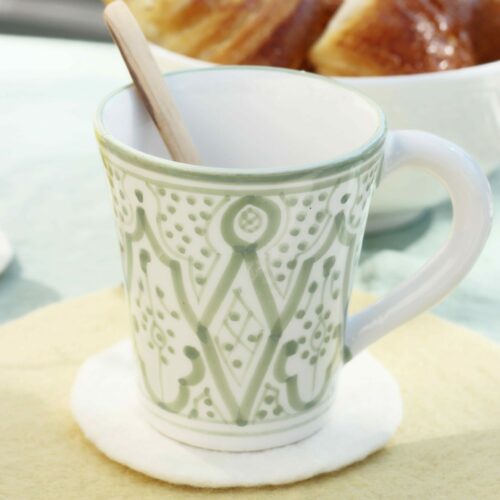 Mug vert en céramique fait main au Maroc avec motifs traditionnels