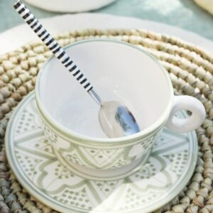 Tasse verte en céramique fait main au Maroc motifs traditionnels vue du dessus