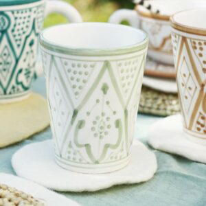 Verre vert en céramique fait main avec motifs traditionnels marocains