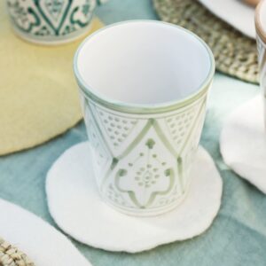 Verre vert en céramique fait main avec motifs traditionnels marocains vue du dessus