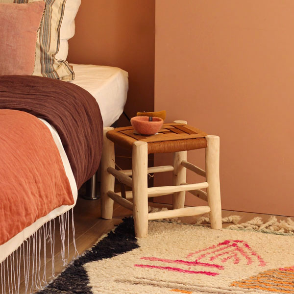 tabouret marocain fait main en corde tressée couleur camel dans une chambre