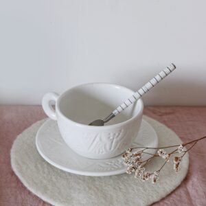 Tasse et sous-tasse blanches collection empreinte poterie artisanale marocaine