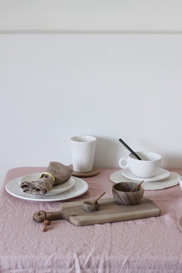Table rose et blanche collection empreinte poterie artisanale fait à la main au Maroc