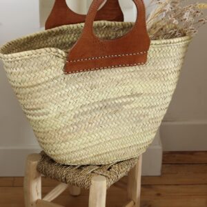 Panier avec anses en cuir fait main au Maroc en feuilles de palmier