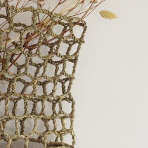 Panier en fibres naturelles avec fond fait main au Maroc
