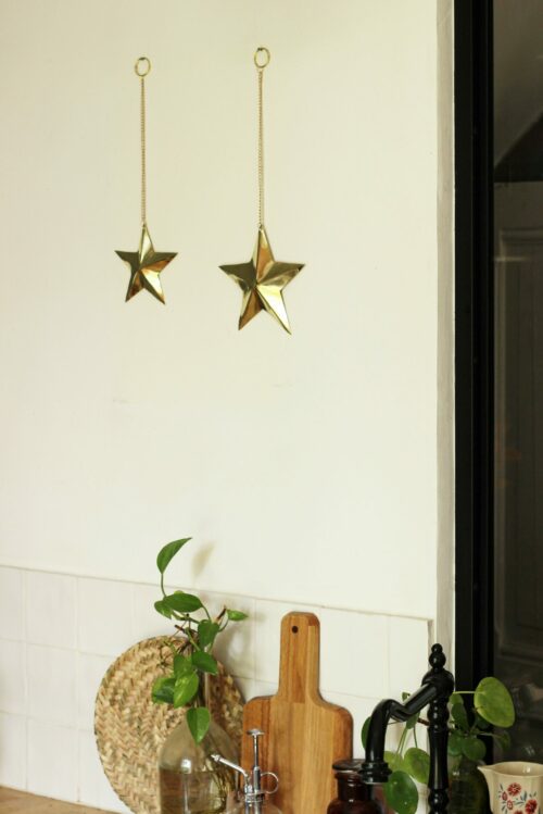étoile en relief à suspendre dans une cuisine fait main en laiton travail artisanal