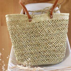 Panier Melou avec anses fait main en feuilles de palmier au Maroc travail artisanal