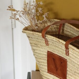 Détails panier en fibres avec monogramme V fait main au Maroc travail artisanal