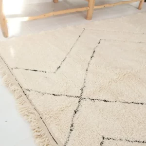 vue d'angle du tapis beni ouarain fibule 170x250cm