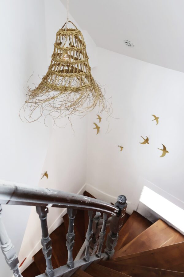 Suspension Taza en Doum dans cage escalier