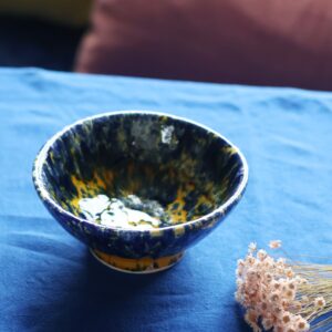 <b>POLLOCK</b> - coupe sur pied en céramique jaune et bleue