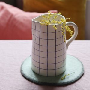 <b>CARO</b> - Carafe en céramique blanche quadrillée bleu