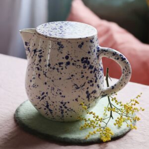 <b>EMBRUN</b> - Carafe en céramique blanche mouchetée bleu