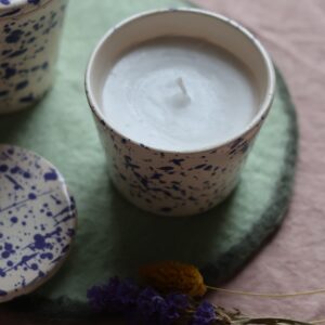 <b>EMBRUN</b> - Bougie en céramique moucheté bleu