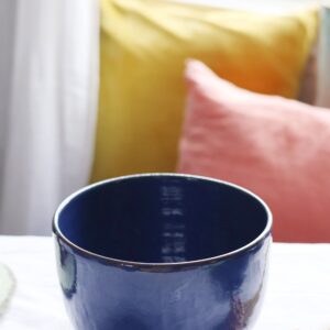 <b>ECUME</b> saladier en céramique bleue de prusse - Bleu de Prusse, M