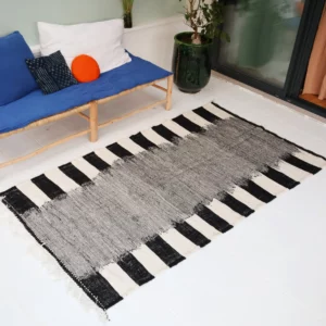 <b>NUDE</b> - Tapis en laine rase noir et blanc 141 x 250 cm