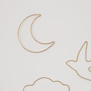 <b>MOON FIL</b> – Lune en fil de laiton doré