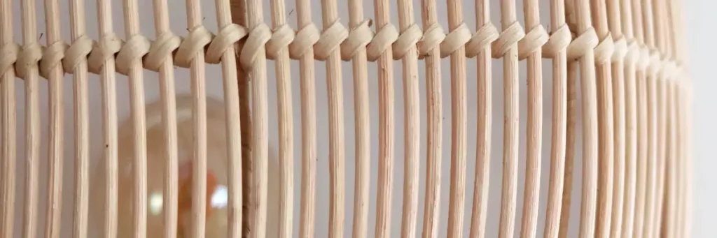 Lampe composée de rotin