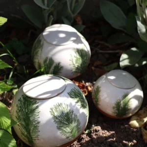 <b> OYA ALGUES</b> - Oya émaillée blanc motifs végétaux verts