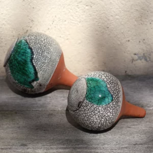 <b> OYA COQUILLE</b> - Oya émaillée blanc motif craquelé noir et touche de turquoise