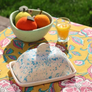 <b>EMBRUN</b> Beurrier en céramique mouchetée (orange, vert, bleu, jaune, turquoise)